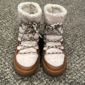 Snow boots